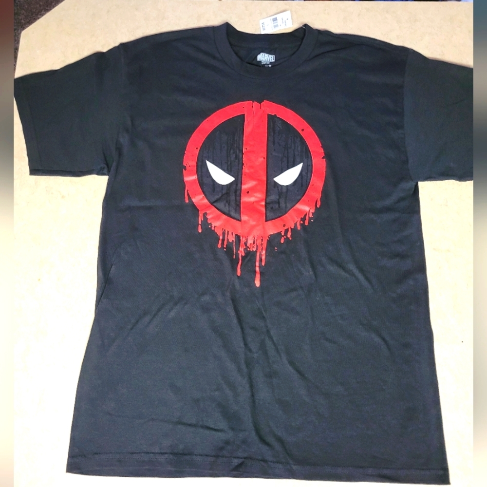 Marvel Deadpool mens large Tshirt black and red